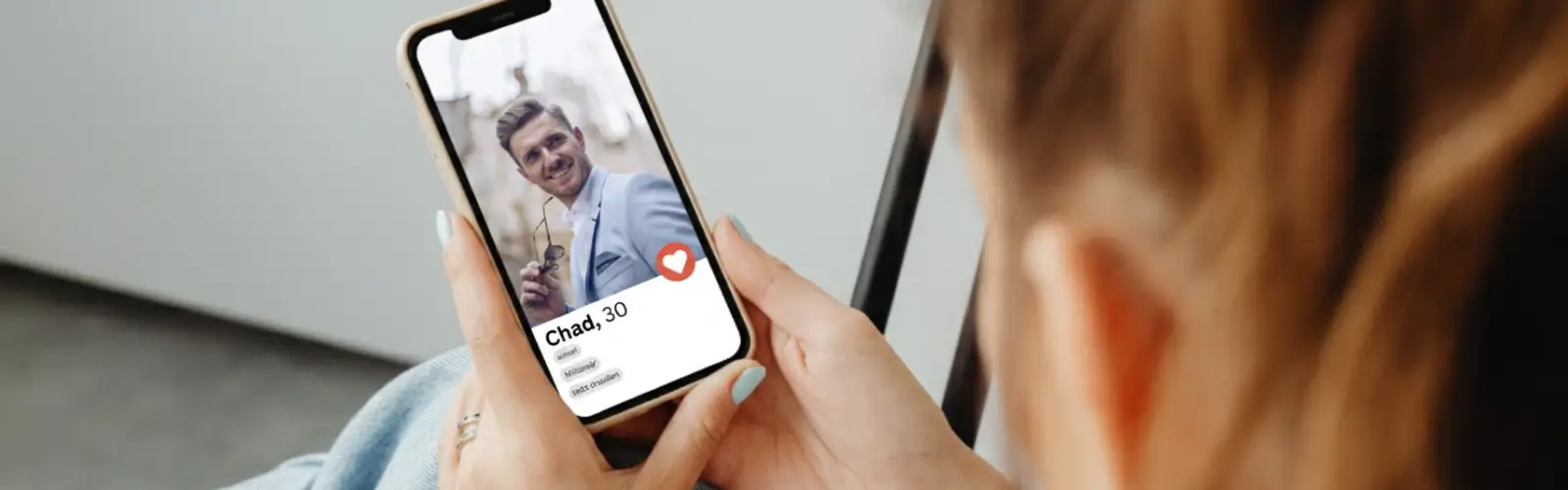 frau-nutzt-dating-app-online-dating-authentisch frau-nutzt-dating-app-online-dating-authentisch