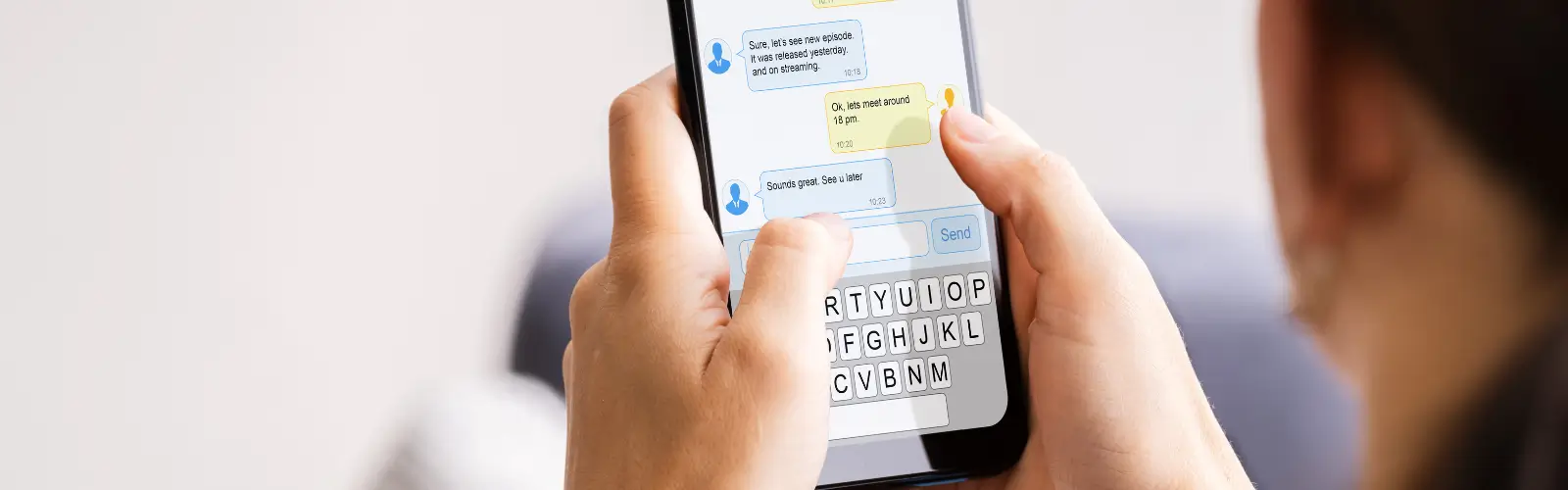 nachrichtenaustausch-dating-app-chat-authentisches-gespraech Nahaufnahme einer Person, die Nachrichten auf einer Dating-App schreibt, Fokus auf ehrliche Kommunikation.