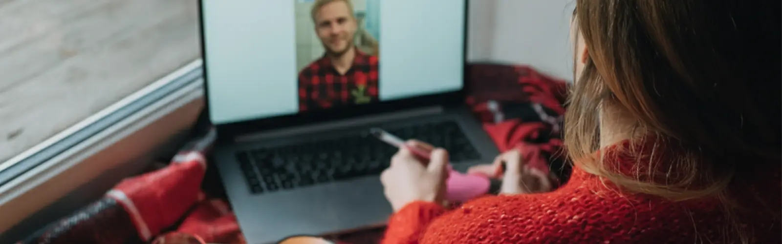 online-dating-sicherheit-videochat-frau Frau führt einen sicheren Videochat mit einem potenziellen Date, während sie Online-Dating-Sicherheitsregeln beachtet.