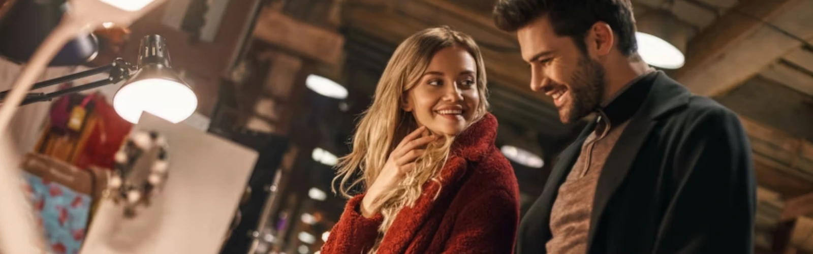 partnersuche-echte-verbindung-paar-date Nahaufnahme von Händen, die auf einem Smartphone tippen, um einen Partner über eine kostenlose Dating-App zu finden.