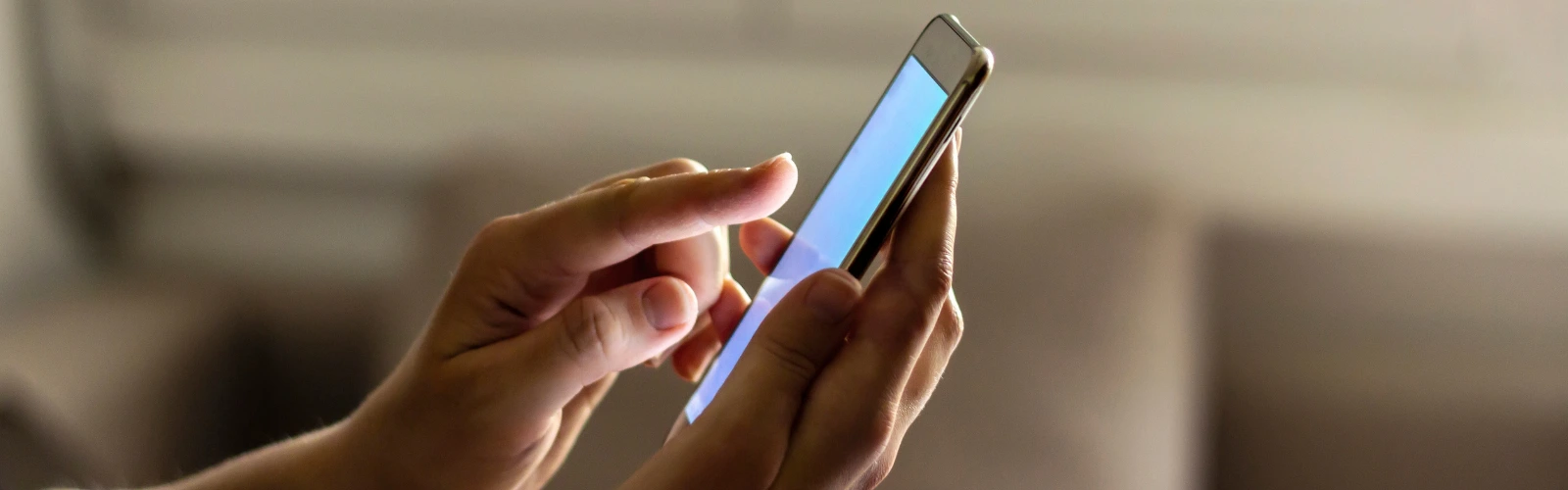 partnersuche-kostenlos-handy-swipen Ein glückliches Paar unterhält sich lachend auf einem Date in einer beleuchteten, stimmungsvollen Umgebung.